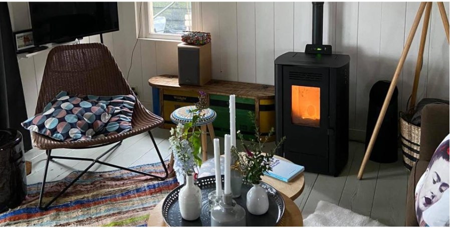 Binnen bij Dijkhuisje Taanmaan met kacheltje